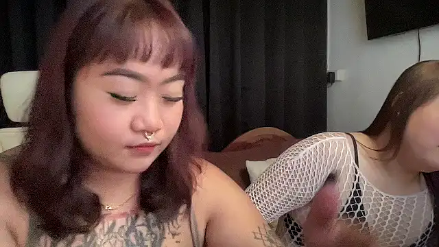 Snapshot of Bella_Bumzyyy chatting on 11.16.25 Bella Bumzyyy online show from 11.16.25