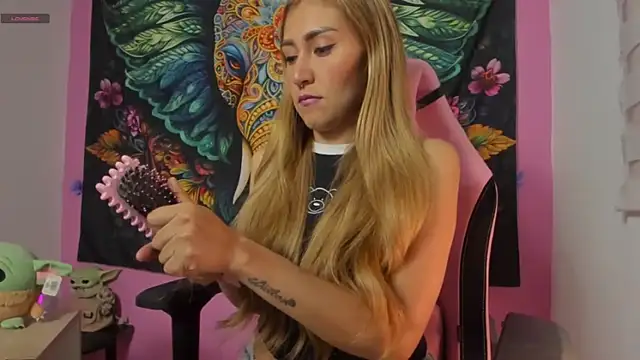 Snapshot of Alice_VIP chatting on 11.27.25 Alice VIP online show from 11.27.25