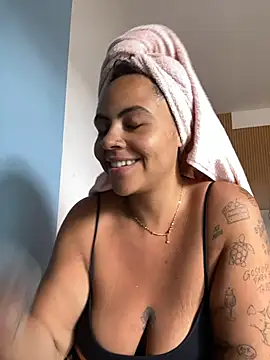 Chloe Leaozinho online show from 10.29.25