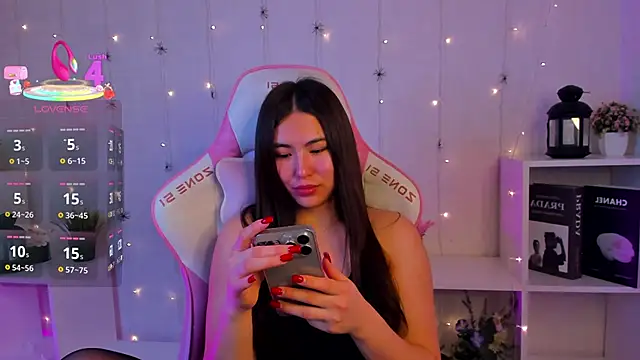 Megan Williamms online show from 11.04.25