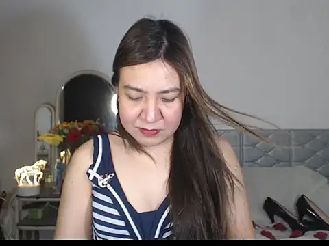 Snapshot of stellahugeX chatting on 12.05.25 stellahugeX online show from 12.05.25