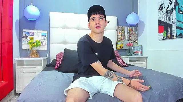 Snapshot of Matteo12_ chatting on 10.26.25 Matteo12 online show from 10.26.25