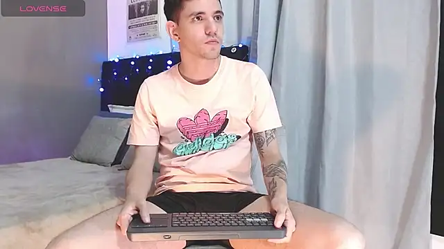 Snapshot of Matteo12_ chatting on 11.17.25 Matteo12 online show from 11.17.25