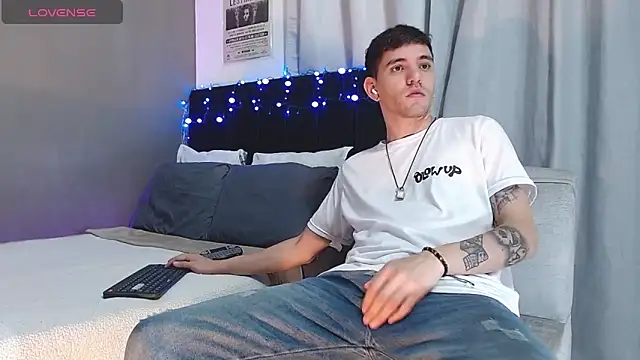 Snapshot of Matteo12_ chatting on 11.20.25 Matteo12 online show from 11.20.25