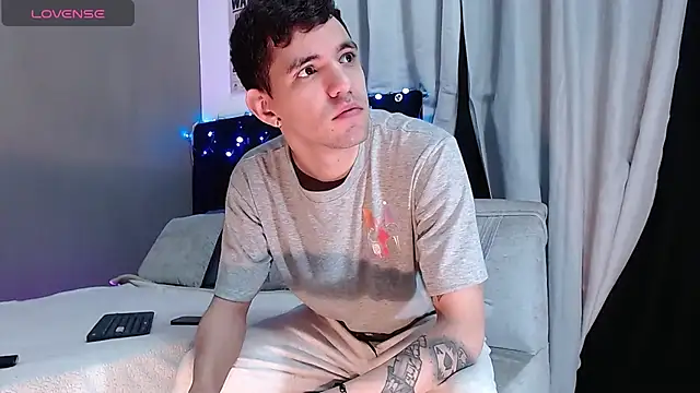 Snapshot of Matteo12_ chatting on 11.29.25 Matteo12 online show from 11.29.25