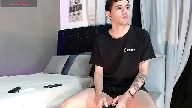 Snapshot of Matteo12_ chatting on 11.30.25 Matteo12 online show from 11.30.25