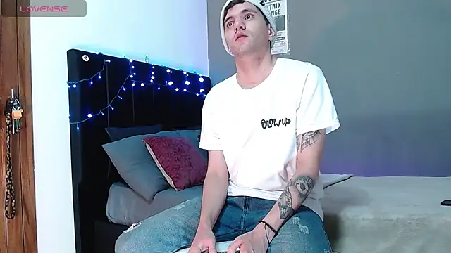 Snapshot of Matteo12_ chatting on 12.02.25 Matteo12 online show from 12.02.25