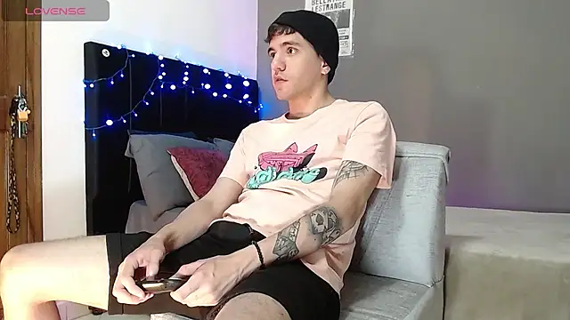 Snapshot of Matteo12_ chatting on 12.05.25 Matteo12 online show from 12.05.25