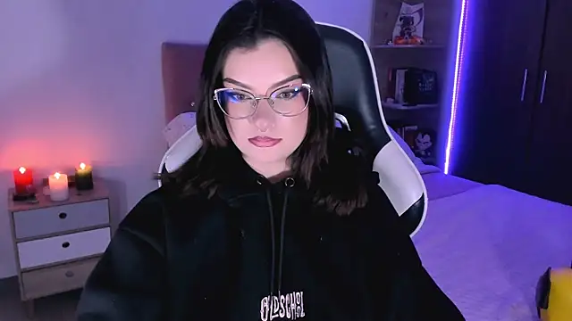 OphelianaRose33 online show from 10.18.25