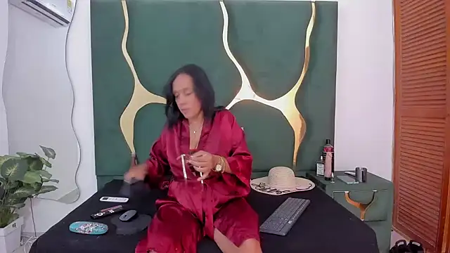 Snapshot of perlaasm chatting on 10.29.25 perlaasm online show from 10.29.25