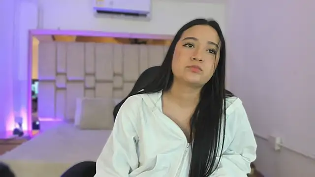 Snapshot of EmmaBeel chatting on 11.08.25 EmmaBeel online show from 11.08.25