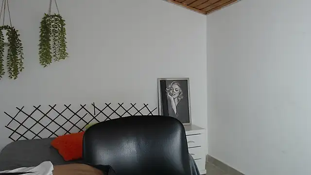 Snapshot of zahira_lenox01 chatting on 09.24.25 zahira lenox01 online show from 09.24.25