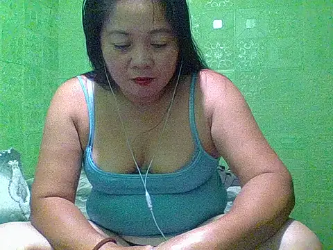 hottestmommm12345 online show from 10.15.25