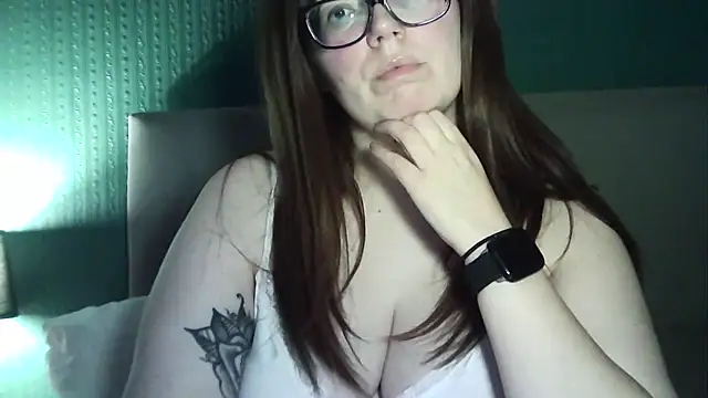 Snapshot of Curvy-BellaX chatting on 10.05.25 Curvy-BellaX online show from 10.05.25