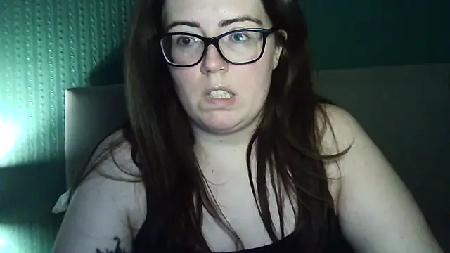 Snapshot of Curvy-BellaX chatting on 10.06.25 Curvy-BellaX online show from 10.06.25