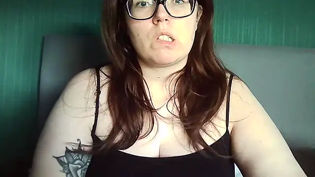 Snapshot of Curvy-BellaX chatting on 10.08.25 Curvy-BellaX online show from 10.08.25