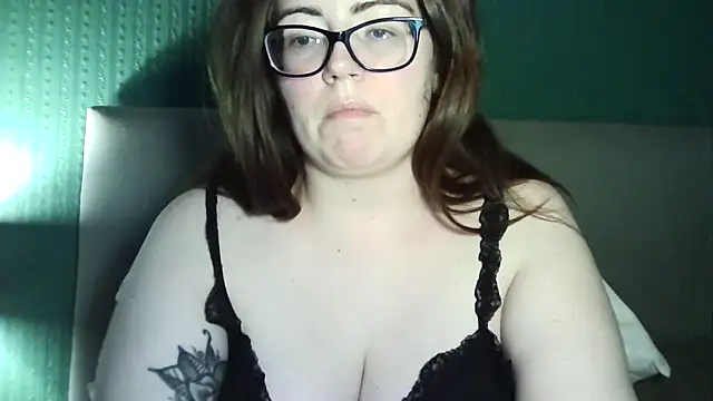 Snapshot of Curvy-BellaX chatting on 10.10.25 Curvy-BellaX online show from 10.10.25