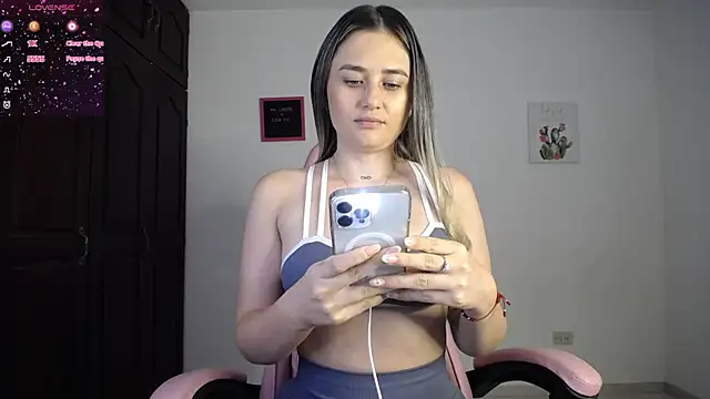 Snapshot of Veronika__Winslow_ chatting on 09.24.25 Veronika Winslow online show from 09.24.25