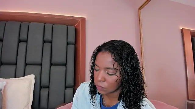 Snapshot of LisaMendez chatting on 09.10.25 LisaMendez online show from 09.10.25