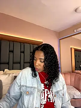 Snapshot of LisaMendez chatting on 09.18.25 LisaMendez online show from 09.18.25