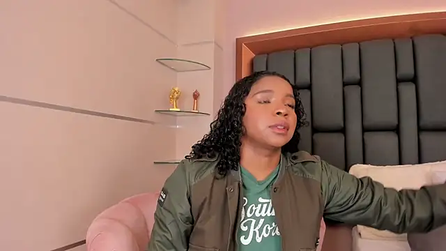 Snapshot of LisaMendez chatting on 09.24.25 LisaMendez online show from 09.24.25