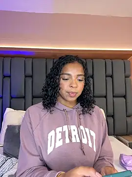 Snapshot of LisaMendez chatting on 09.26.25 LisaMendez online show from 09.26.25