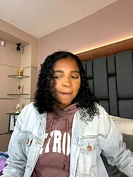 Snapshot of LisaMendez chatting on 10.01.25 LisaMendez online show from 10.01.25