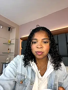 Snapshot of LisaMendez chatting on 10.02.25 LisaMendez online show from 10.02.25