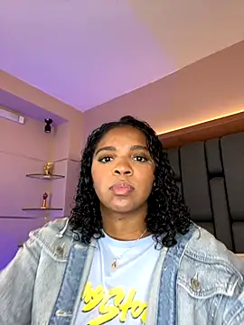 Snapshot of LisaMendez chatting on 10.04.25 LisaMendez online show from 10.04.25