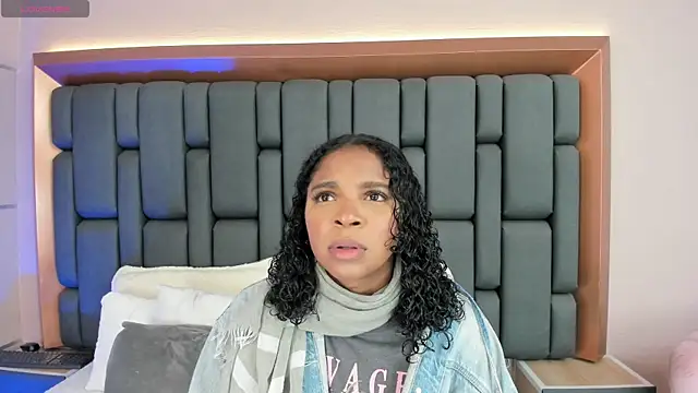 Snapshot of LisaMendez chatting on 10.10.25 LisaMendez online show from 10.10.25