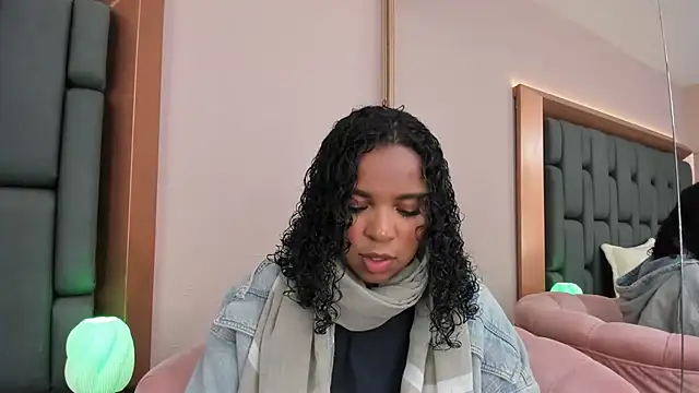 Snapshot of LisaMendez chatting on 10.14.25 LisaMendez online show from 10.14.25