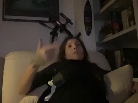 Snapshot of dddasani chatting on 11.15.25 dddasani online show from 11.15.25