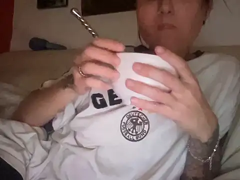 Snapshot of dddasani chatting on 11.17.25 dddasani online show from 11.17.25