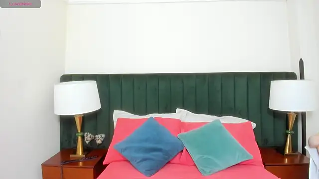 kiraGeiner online show from 10.28.25