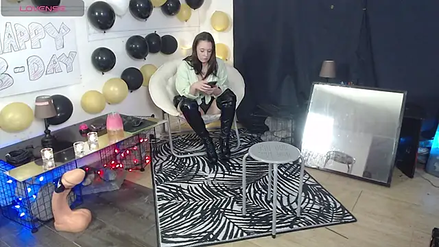 Snapshot of thewildechase chatting on 10.06.25 thewildechase online show from 10.06.25