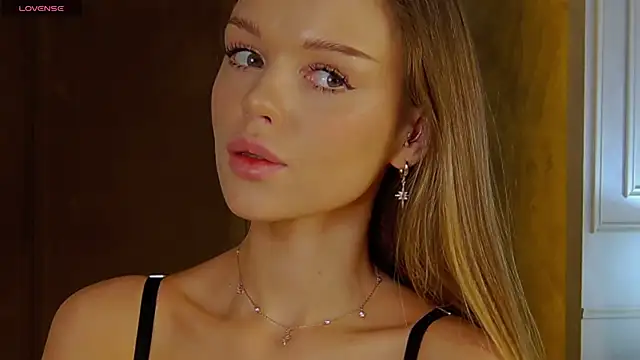 Snapshot of MarilynNova chatting on 11.06.25 MarilynNova online show from 11.06.25