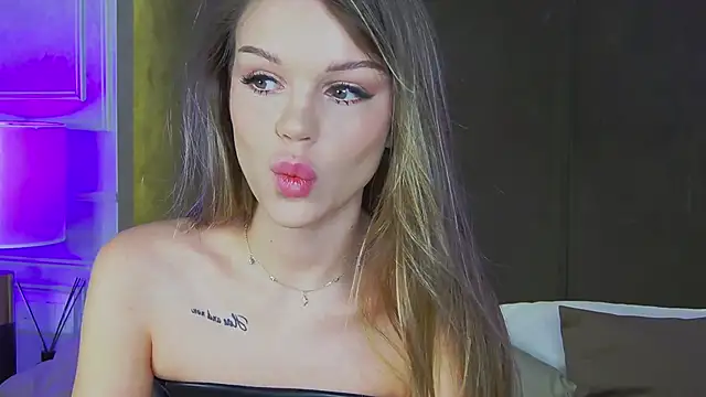 Snapshot of MarilynNova chatting on 11.15.25 MarilynNova online show from 11.15.25