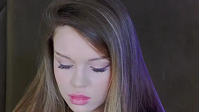 Snapshot of MarilynNova chatting on 11.30.25 MarilynNova online show from 11.30.25