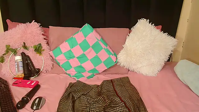 Snapshot of AmazingDarkDoll chatting on 10.15.25 AmazingDarkDoll online show from 10.15.25