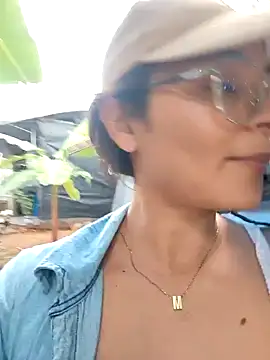 Snapshot of Lily-o chatting on 10.05.25 Lily-o online show from 10.05.25