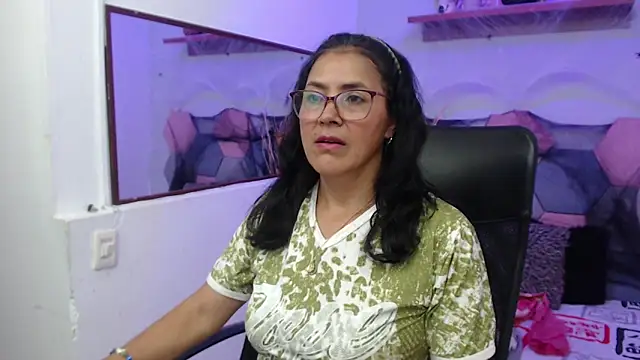 AmandaPeet online show from 10.18.25