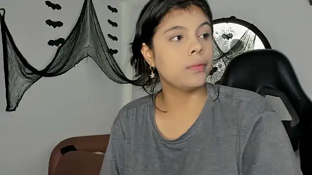 Snapshot of Aleja-02 chatting on 10.13.25 Aleja-02 online show from 10.13.25