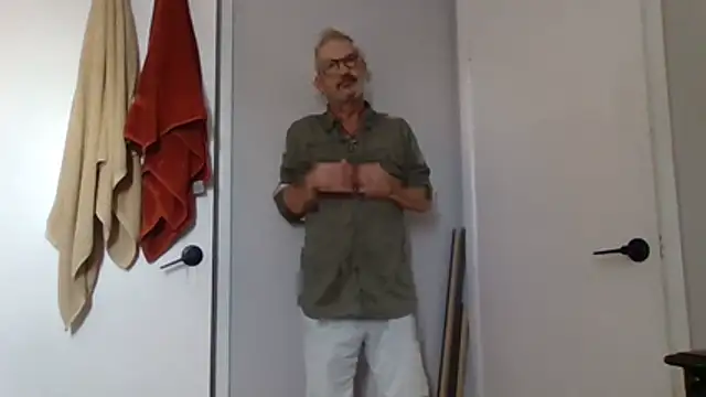 Snapshot of FoxnMouse chatting on 10.21.25 FoxnMouse online show from 10.21.25