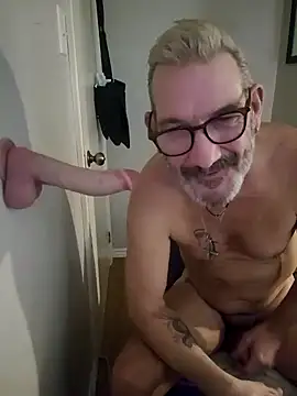 Snapshot of FoxnMouse chatting on 11.19.25 FoxnMouse online show from 11.19.25