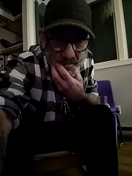 Snapshot of FoxnMouse chatting on 11.28.25 FoxnMouse online show from 11.28.25