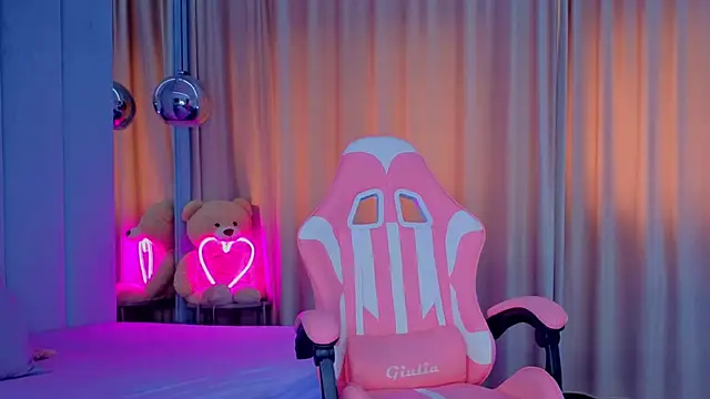 Reina Cummings online show from 11.05.25