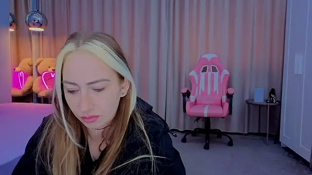 Reina Cummings online show from 11.10.25