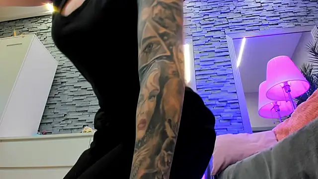 Reina Cummings online show from 04.02.26