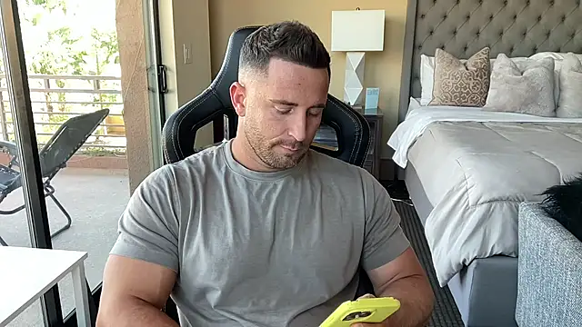 Snapshot of brettmycles28 chatting on 10.22.25 brettmycles28 online show from 10.22.25