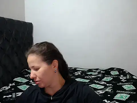 Snapshot of Valentina_charlys chatting on 10.15.25 Valentina charlys online show from 10.15.25